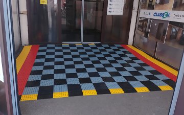 Plastic mat at the entrance of the Libros store