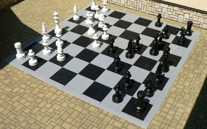 Giant Chess 80