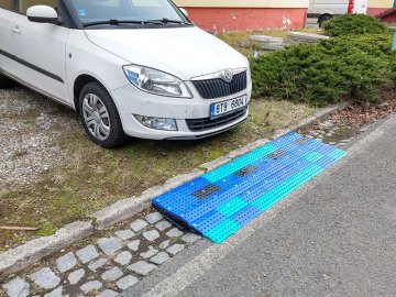 Leveling ramp for car