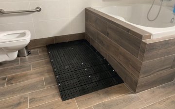 Wheelchair access to the bathroom